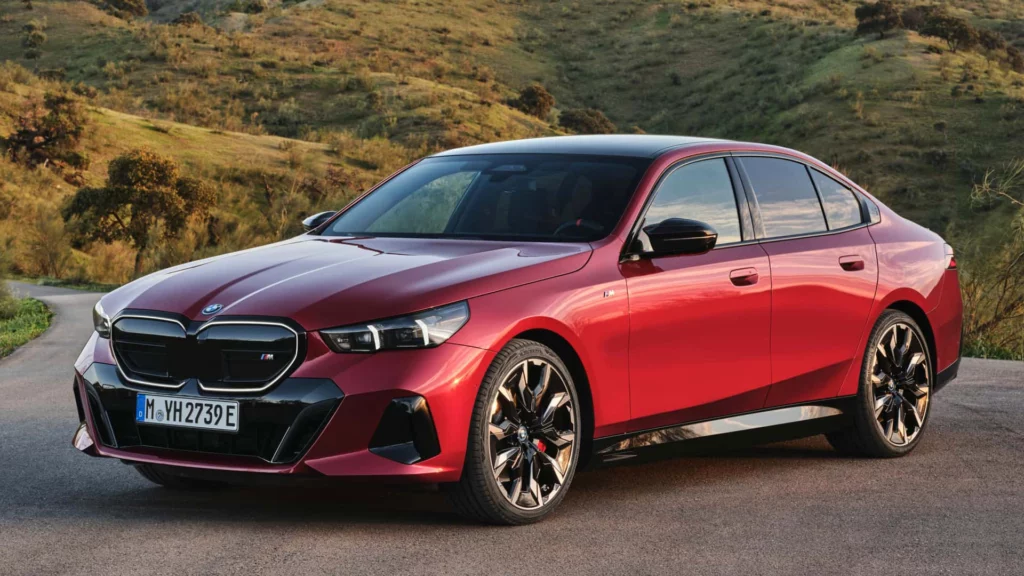 全新紅色BMW電動轎車停放在山路上,展示其時尚設計與先進技術