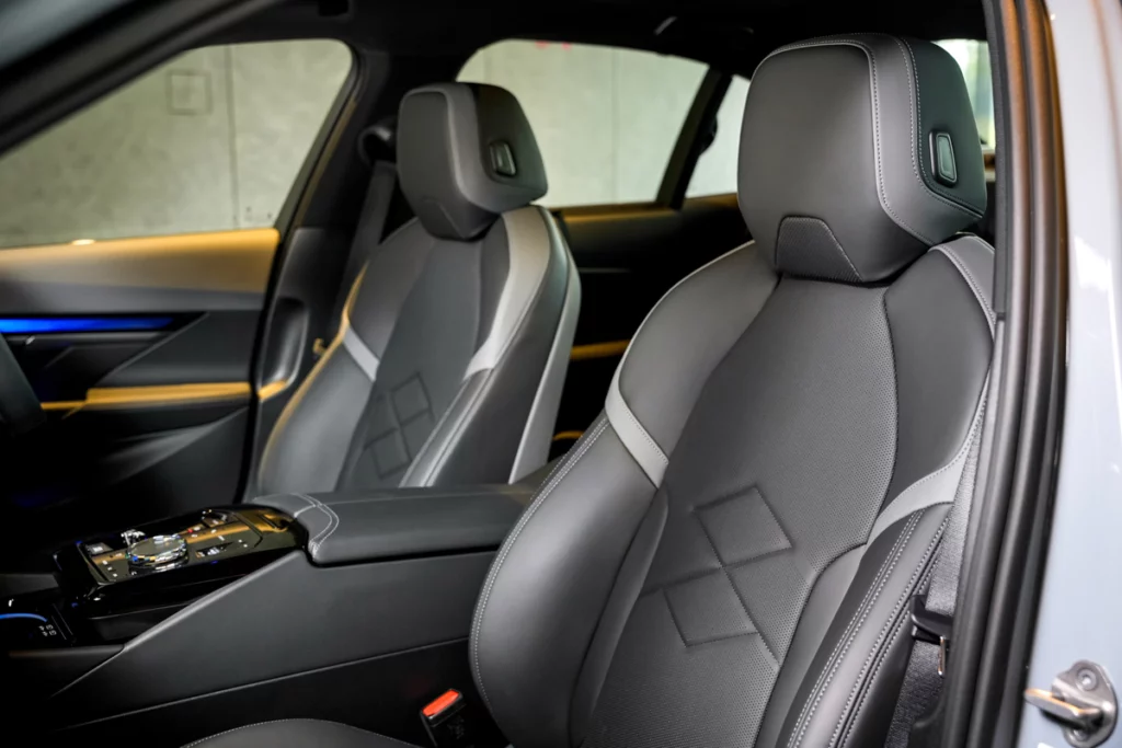 BMW i5 M60電動轎車的豪華內飾車座,展現精緻皮革和精細縫線