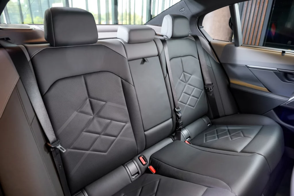 BMW i5 M60電動汽車的高級黑色皮革後座內飾,展示精緻的菱形縫線設計