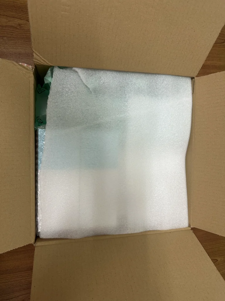 打開 THREE 入門套裝紙箱,最上層是白色泡棉