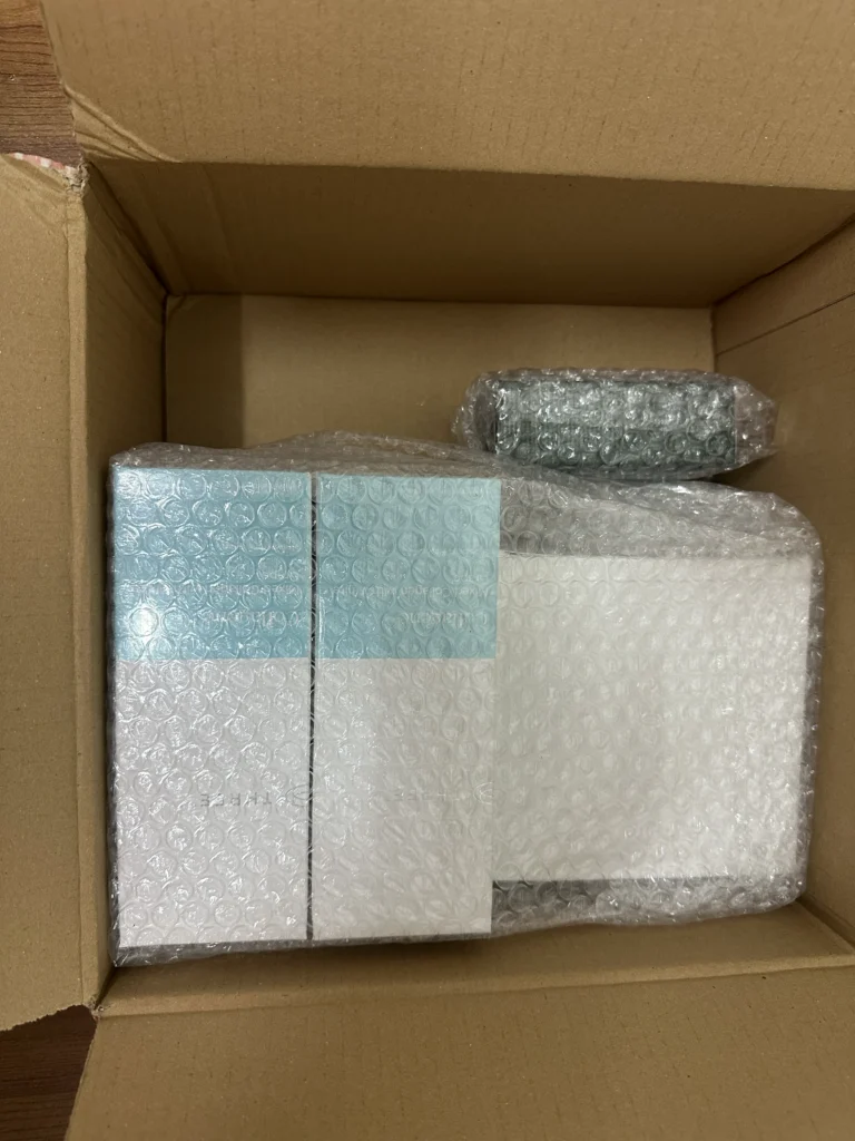 泡棉底下的綠色緩衝袋,和用氣泡布包好的產品盒