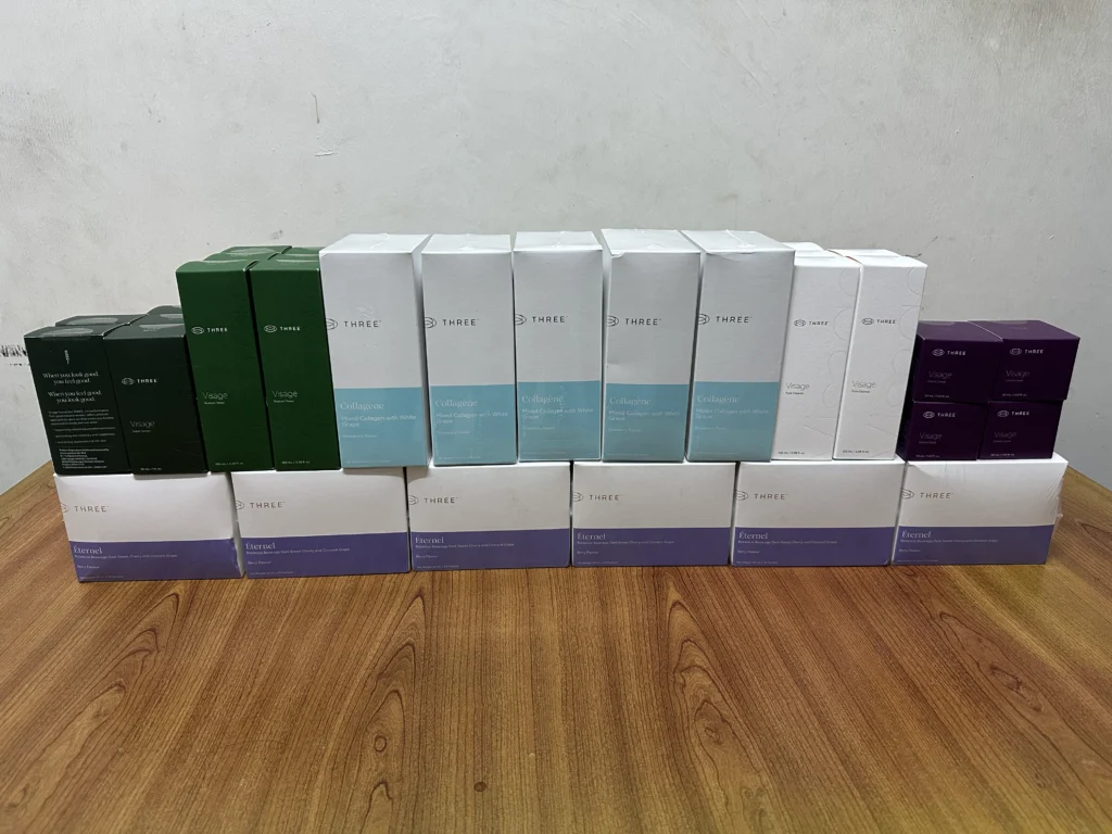 THREE 創始人套裝 31 件產品排開:Éternel、Collagène、Visage 系列四支